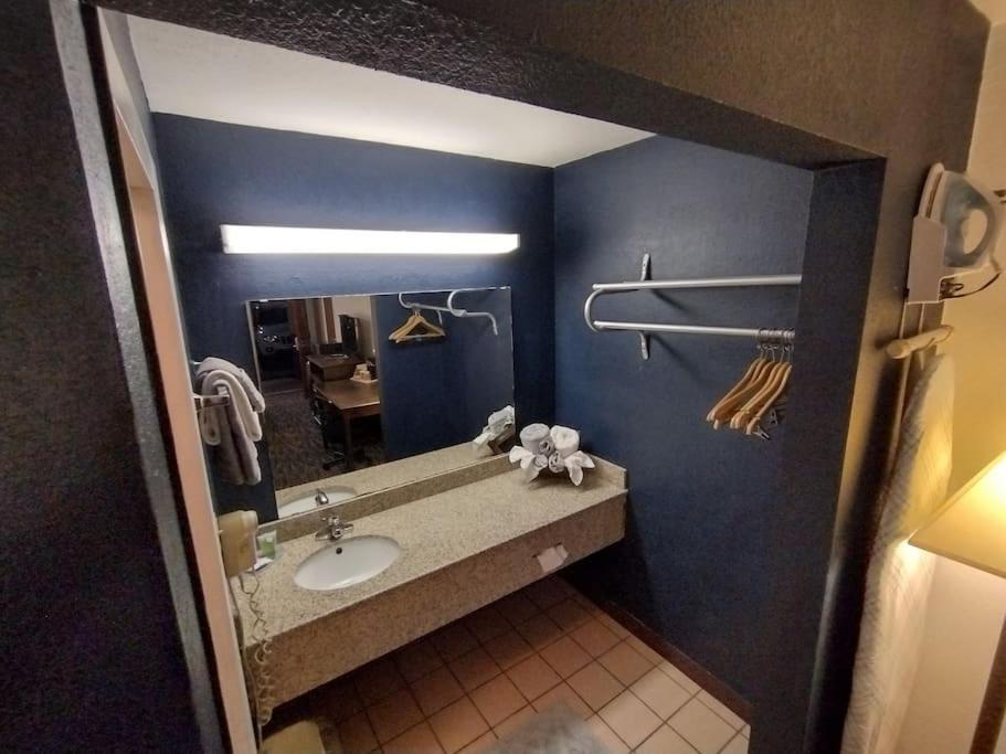 Hotel 2 Queen Beds Hotel Room 237 Booking Стилуотър Екстериор снимка